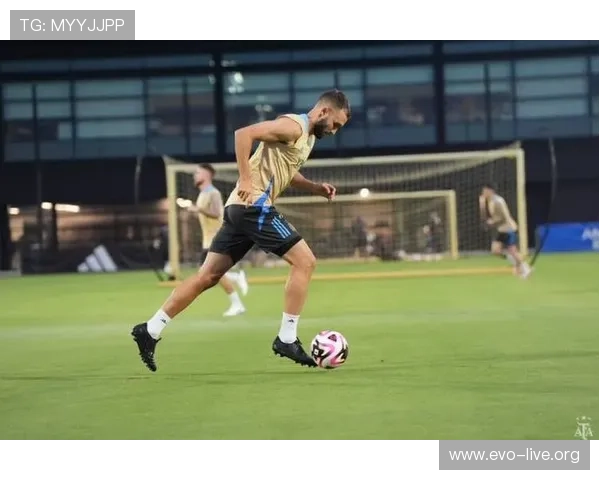 阿根廷队社媒晒破门功臣欢乐自拍四人组激情共庆赛场精彩胜利瞬间