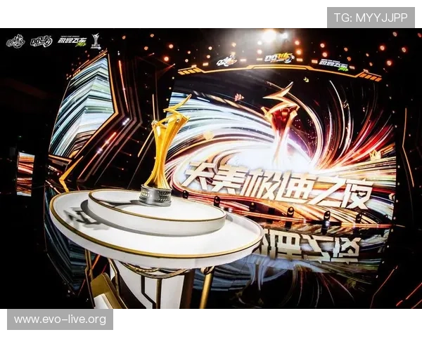 高举奖杯荣耀时刻终成历史传奇奠定不朽辉煌 高举奖杯荣耀时刻终成历史传奇奠定不朽辉煌